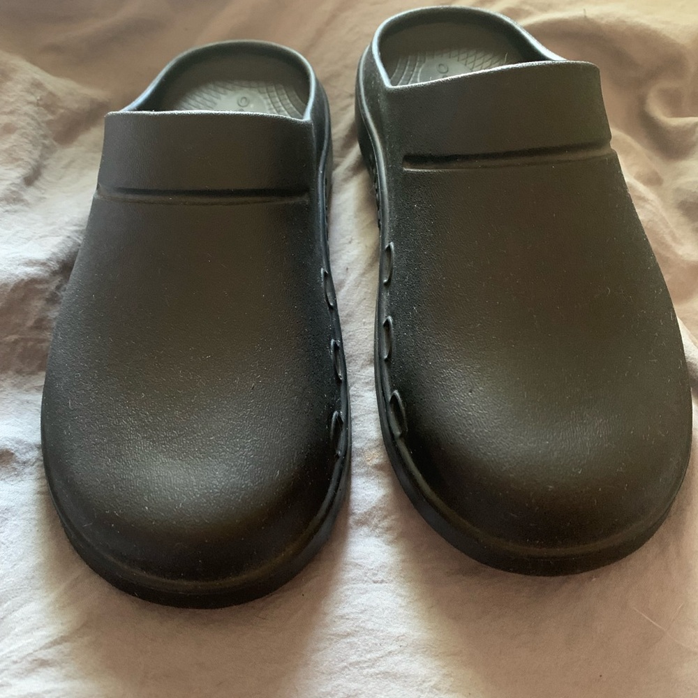 Oofos OOCloog Recovery Clogs - Black